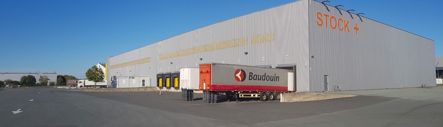 Entrepôt de la base logistique Stock + à Niort, Deux-Sèvres, Nouvelle-Aquitaine, France - Vue extérieure droite Entrepôt de la base logistique Stock + à Niort, Deux-Sèvres, Nouvelle-Aquitaine, France - Vue extérieure droite