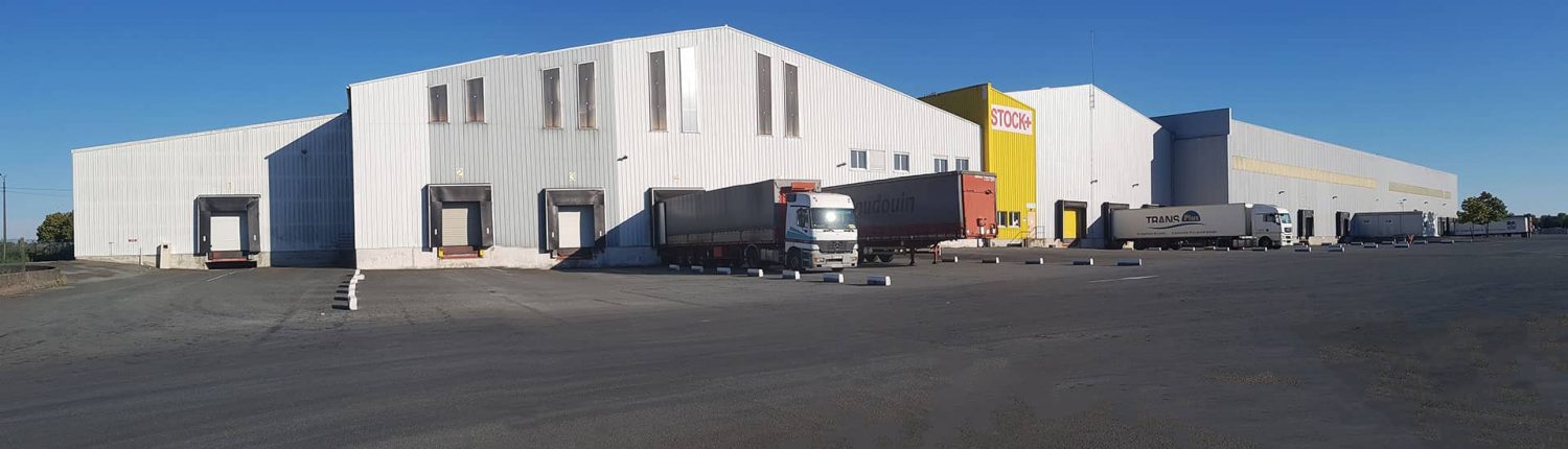 Entrepôt de la base logistique Stock + à Niort, Deux-Sèvres, Nouvelle-Aquitaine, France - Vue extérieure gauche Entrepôt de la base logistique Stock + à Niort, Deux-Sèvres, Nouvelle-Aquitaine, France - Vue extérieure gauche