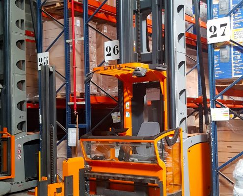 Chariot élévateur orange de l'entrepôt de la base logistique Stock + à Niort, Deux-Sèvres, Nouvelle-Aquitaine, France Chariot élévateur orange de l'entrepôt de la base logistique Stock + à Niort, Deux-Sèvres, Nouvelle-Aquitaine, France